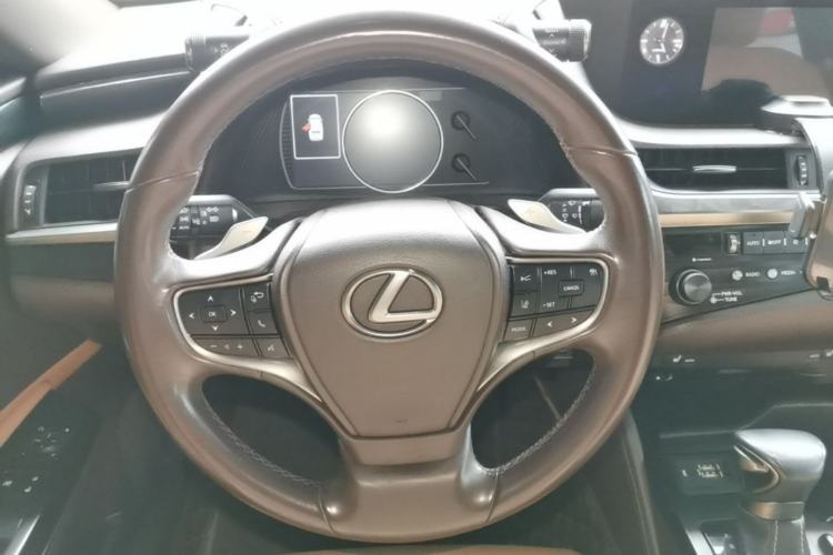 Used Lexus ES 2018 200 Excellence Edition China V Standard Steering Wheel