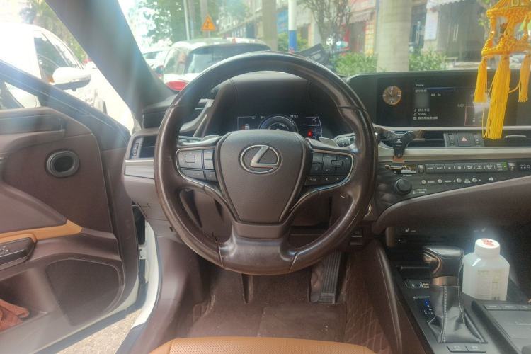 Used Lexus ES 2018 300h Premier Edition China VI Standard Steering Wheel