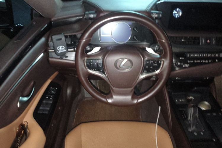 Used Lexus ES 2018 200 Excellence Edition China V Standard Steering Wheel