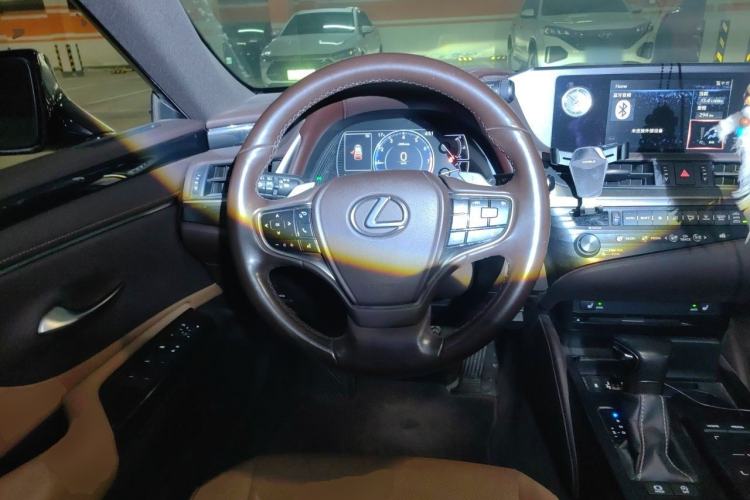 Used Lexus ES 2018 200 Excellence Edition China V Standard Steering Wheel