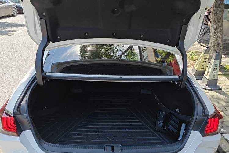 Used Lexus ES 2018 300h Premier Edition China VI Standard Trunk