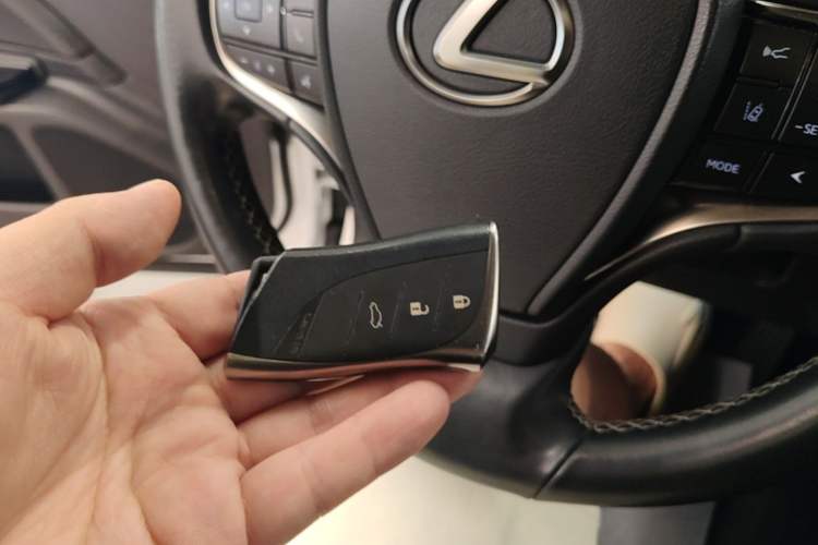 Used Lexus ES 2018 200 Excellence Edition China VI Standard Vehicle Key