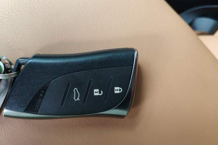 Used Lexus ES 2018 200 Excellence Edition China VI Standard Vehicle Key