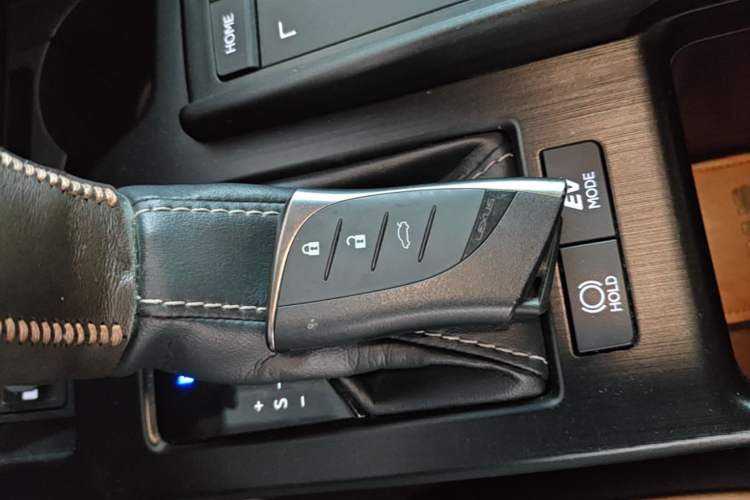 Used Lexus ES 2018 300h Premier Edition China VI Standard Vehicle Key