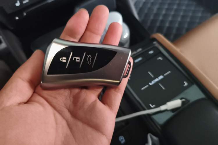Used Lexus ES 2018 200 Excellence Edition China VI Standard Vehicle Key