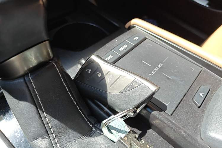 Used Lexus ES 2018 300h Premier Edition China VI Standard Vehicle Key