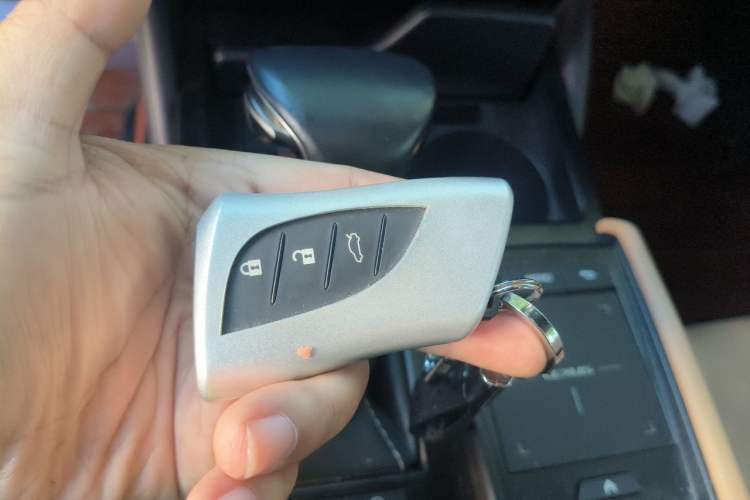 Used Lexus ES 2018 200 Excellence Edition China VI Standard Vehicle Key