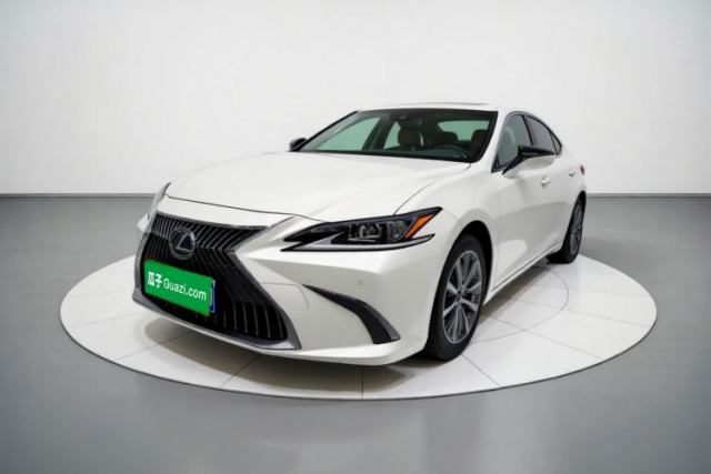 Ojetý Lexus ES 2018 300h Premier Edition China VI Standard