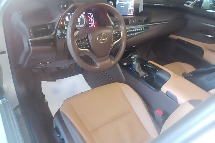 Used Lexus ES 2018 300h Premier Edition China V Standard Center Console