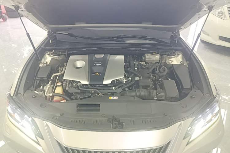 Used Lexus ES 2018 300h Premium Edition China V Standard Engine Bay