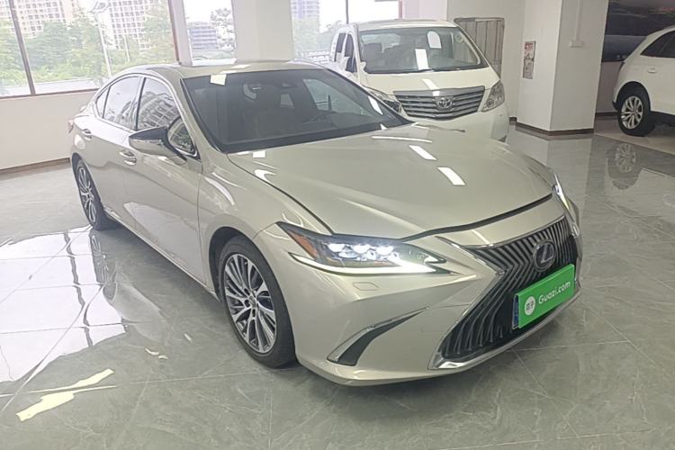 Used Lexus ES 2018 300h Premium Edition China V Standard Front Right 45 Deg
