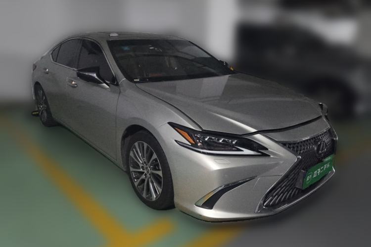 Used Lexus ES 2018 300h Premium Edition China V Standard Front Right 45 Deg
