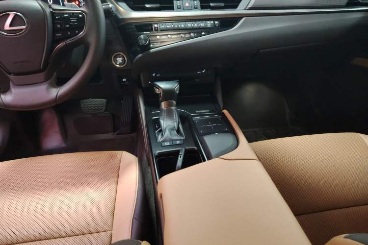 Used Lexus ES 2018 260 Excellence Edition China VI Standard Gear Lever