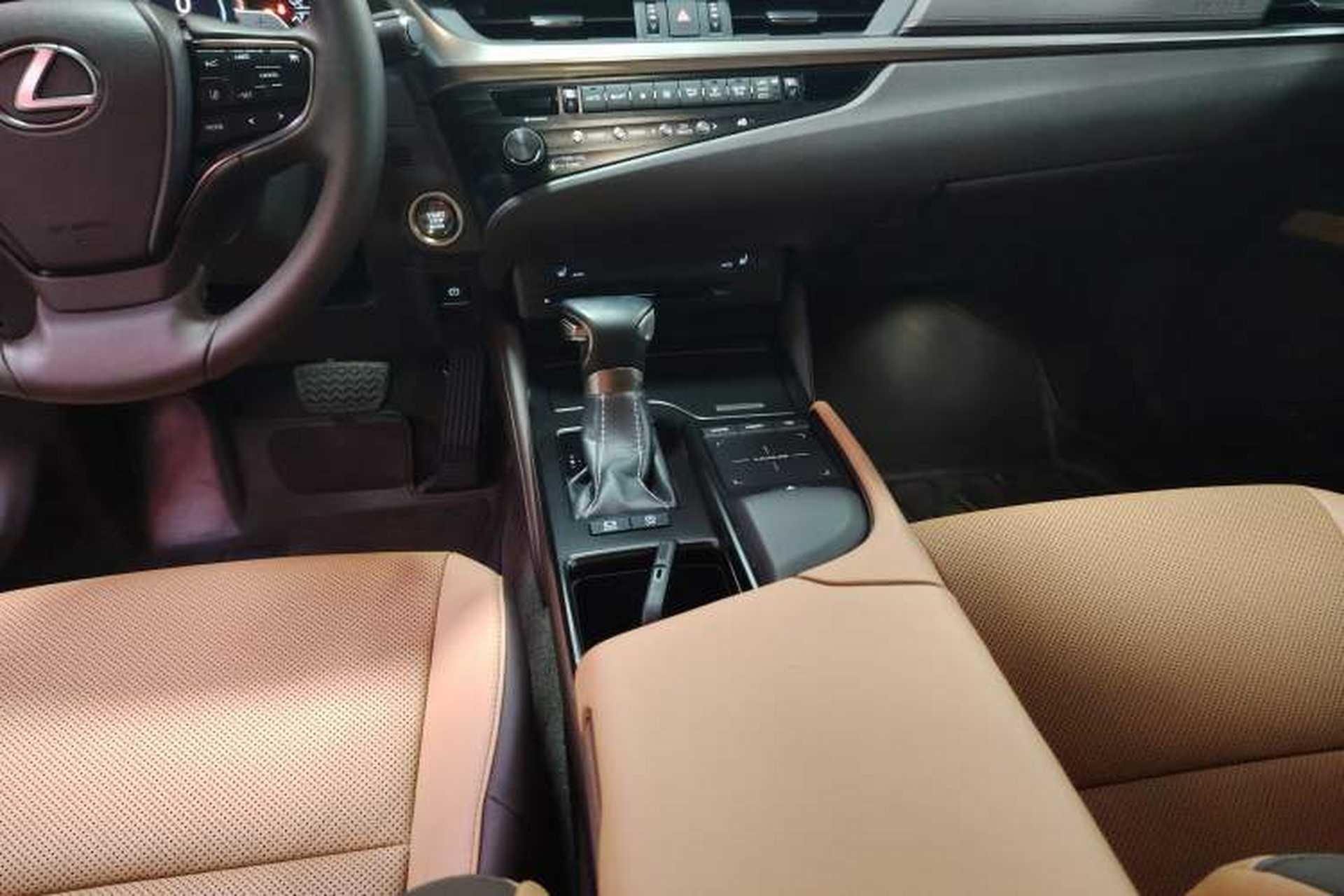 Used Lexus ES 2018 260 Excellence Edition China VI Standard Gear Lever