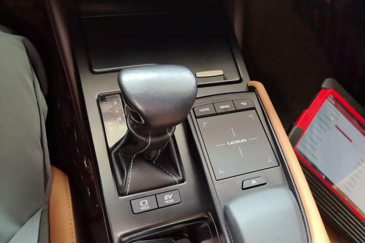 Used Lexus ES 2018 300h Premier Edition China VI Standard Gear Lever