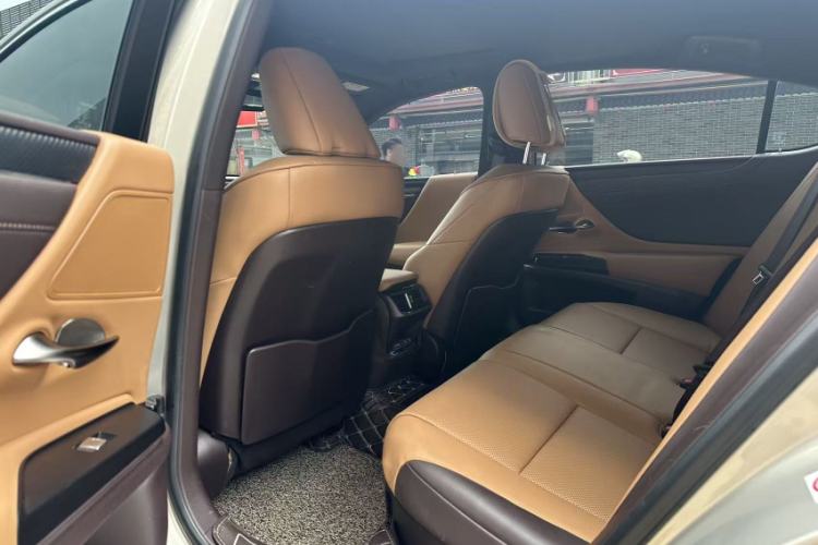 Used Lexus ES 2018 300h Premier Edition China VI Standard Interior 4