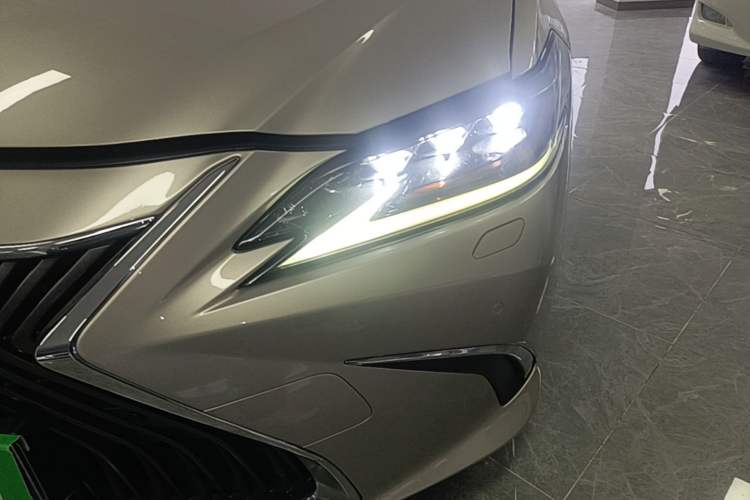 Used Lexus ES 2018 300h Premium Edition China V Standard Left Front Headlight