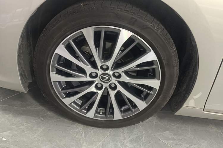 Used Lexus ES 2018 300h Premium Edition China V Standard Left Front Wheel Hub