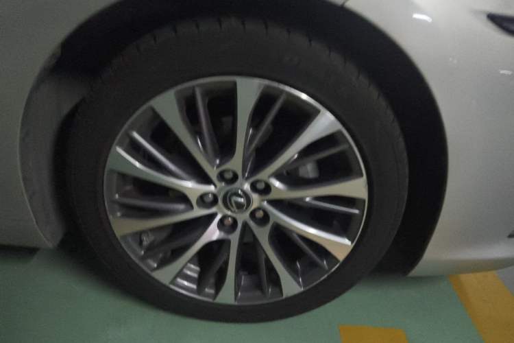 Used Lexus ES 2018 300h Premium Edition China V Standard Right Front Wheel Hub