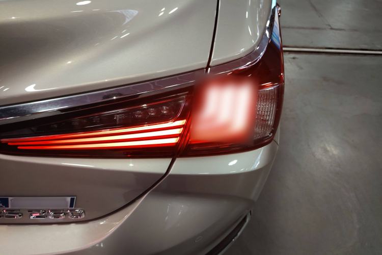 Used Lexus ES 2018 260 Excellence Edition China VI Standard Right Rear Taillight