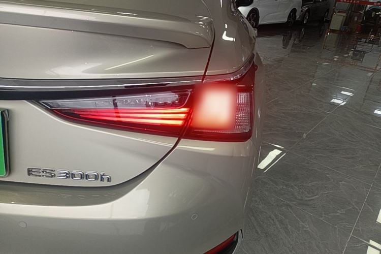Used Lexus ES 2018 300h Premium Edition China V Standard Right Rear Taillight