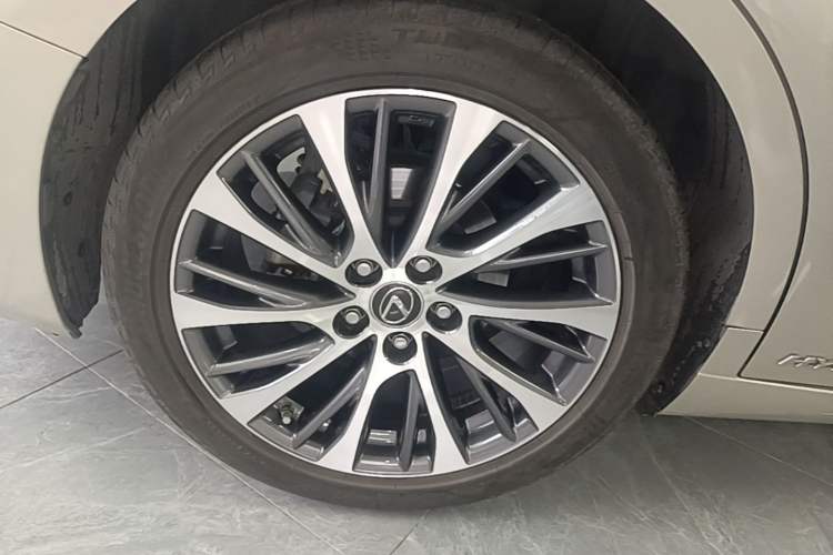 Used Lexus ES 2018 300h Premium Edition China V Standard Right Rear Wheel Hub