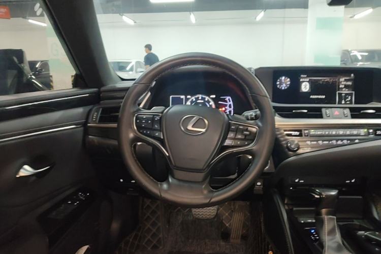 Used Lexus ES 2018 200 Excellence Edition China V Standard Steering Wheel
