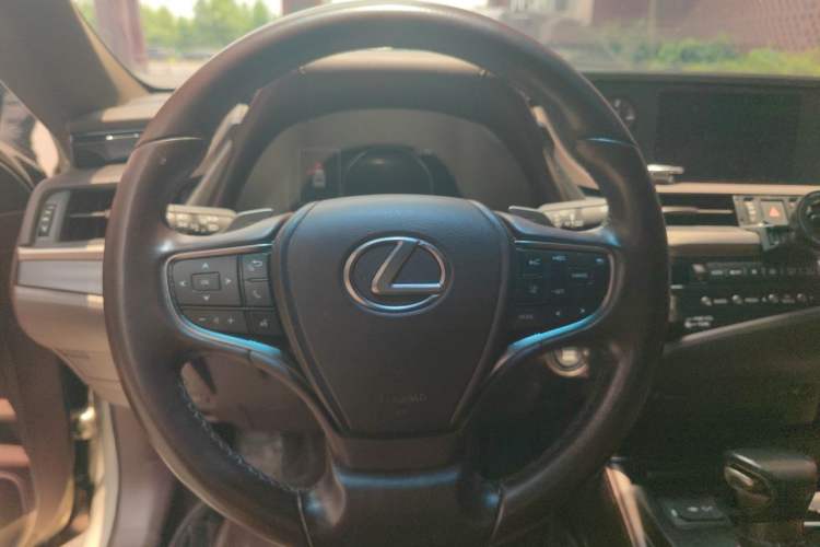 Used Lexus ES 2018 200 Excellence Edition China V Standard Steering Wheel