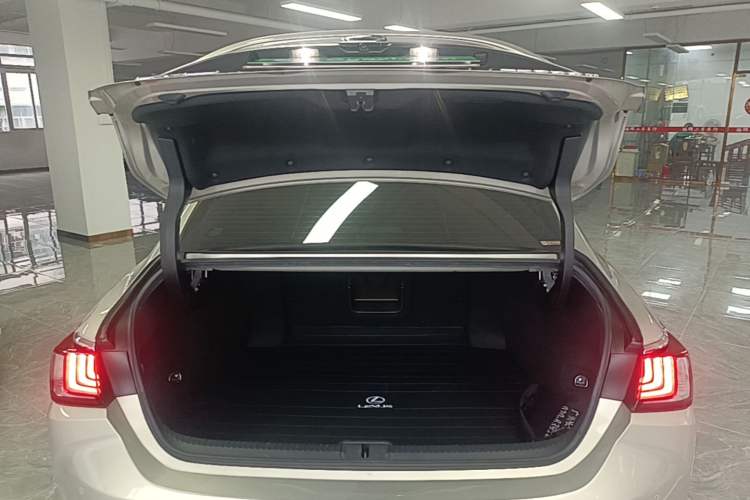 Used Lexus ES 2018 300h Premium Edition China V Standard Trunk