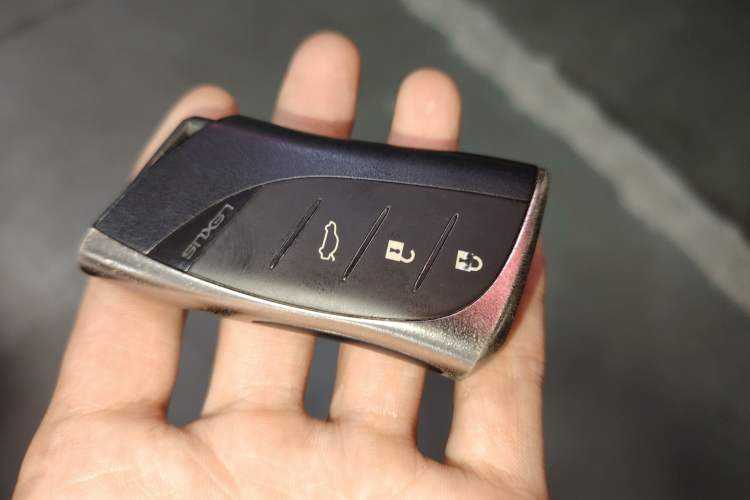 Used Lexus ES 2018 260 Excellence Edition China VI Standard Vehicle Key