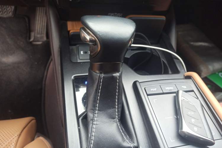 Used Lexus ES 2019 300h Millionth Anniversary Limited Edition China VI Standard Gear Lever