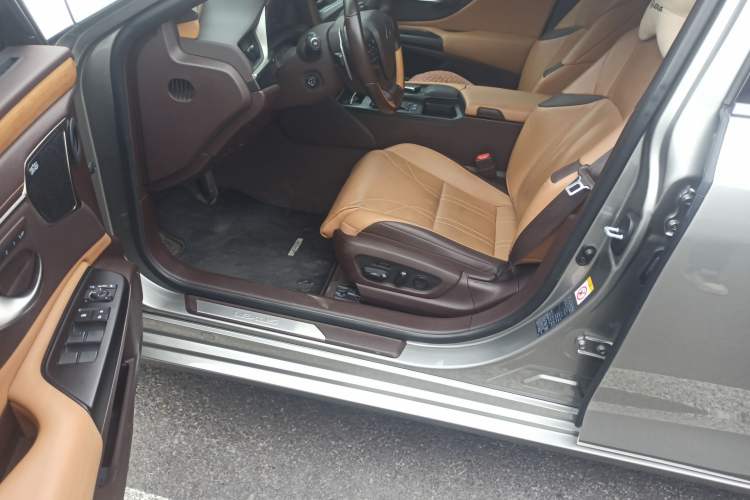 Used Lexus ES 2019 300h Millionth Anniversary Limited Edition China VI Standard Interior 3