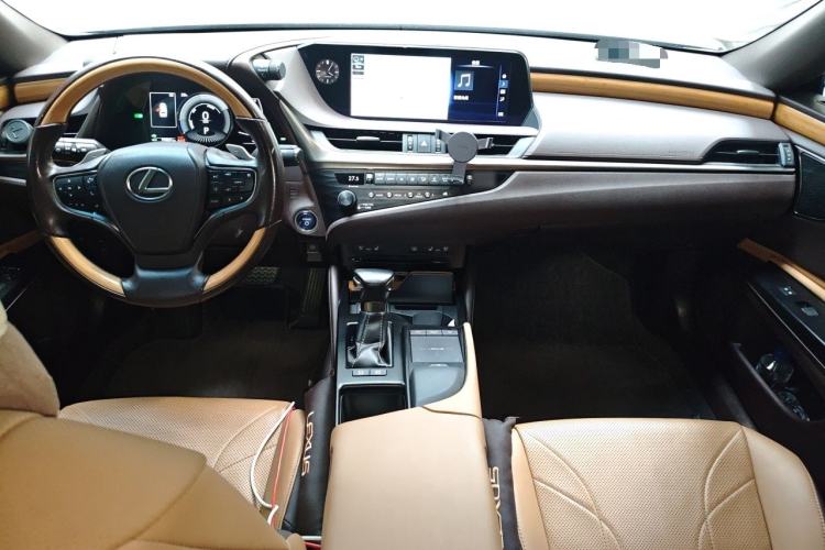 Used Lexus ES 2019 300h Millionth Anniversary Limited Edition China VI Standard Center Console