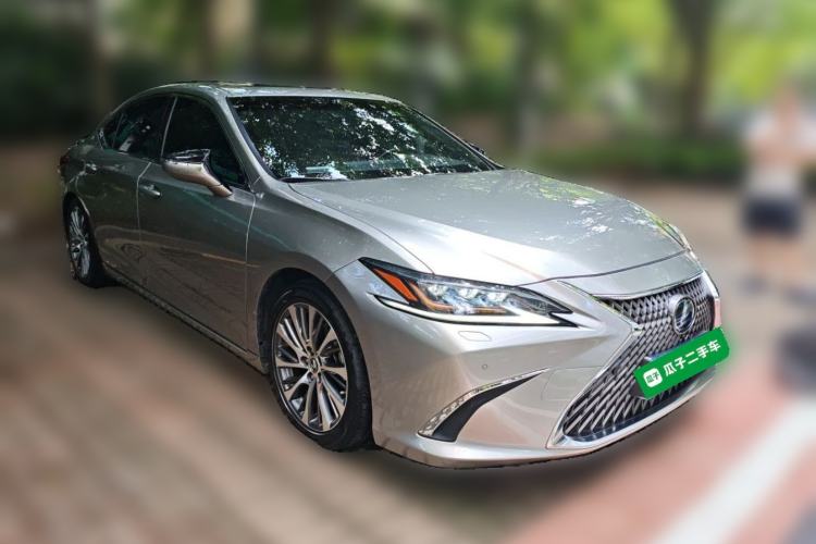 Used Lexus ES 2019 300h Millionth Anniversary Limited Edition China VI Standard Front Right 45 Deg