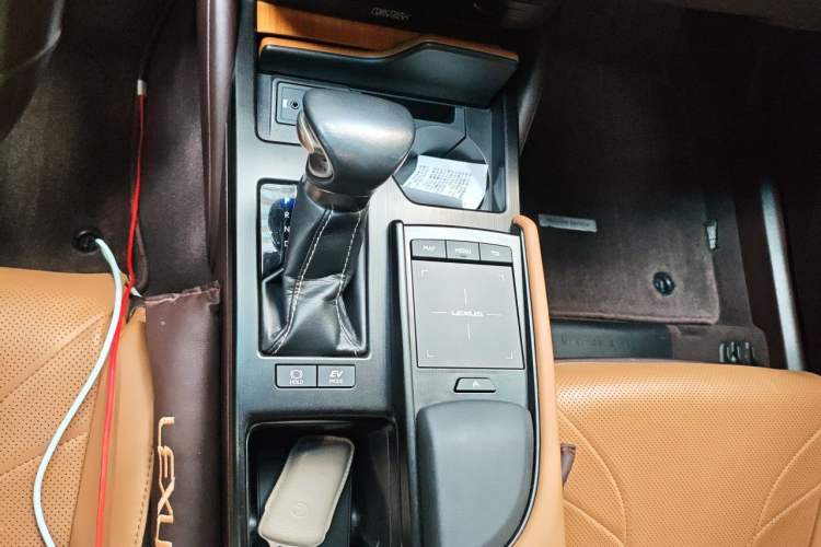 Used Lexus ES 2019 300h Millionth Anniversary Limited Edition China VI Standard Gear Lever