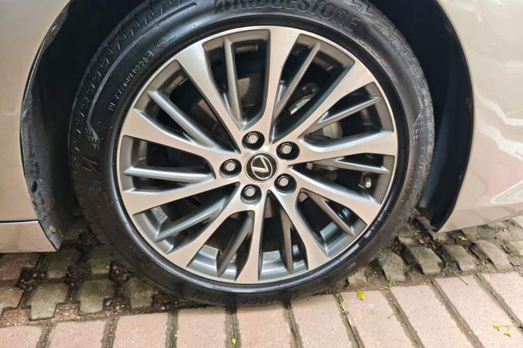 Used Lexus ES 2019 300h Millionth Anniversary Limited Edition China VI Standard Right Front Wheel Hub