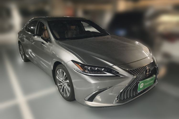 Used Lexus ES 2019 300h Millionth Anniversary Limited Edition China VI Standard Front Right 45 Deg