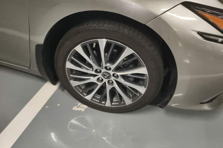 Used Lexus ES 2019 300h Millionth Anniversary Limited Edition China VI Standard Right Front Wheel Hub