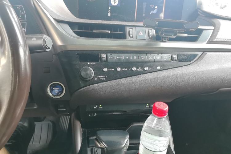 Used Lexus ES 2020 300h Premier Edition Audio And AC Panel