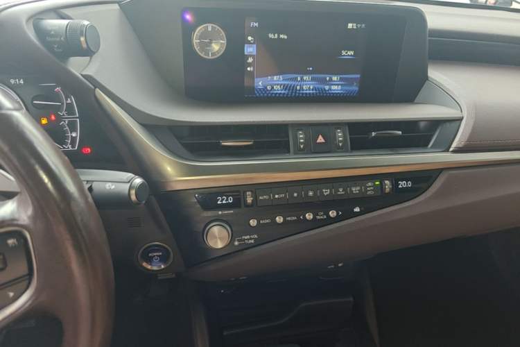 Used Lexus ES 2020 300h Premier Edition Audio And AC Panel