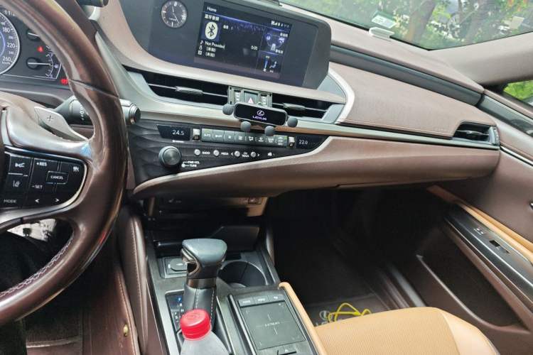 Used Lexus ES 2020 300h Premier Edition Audio And AC Panel