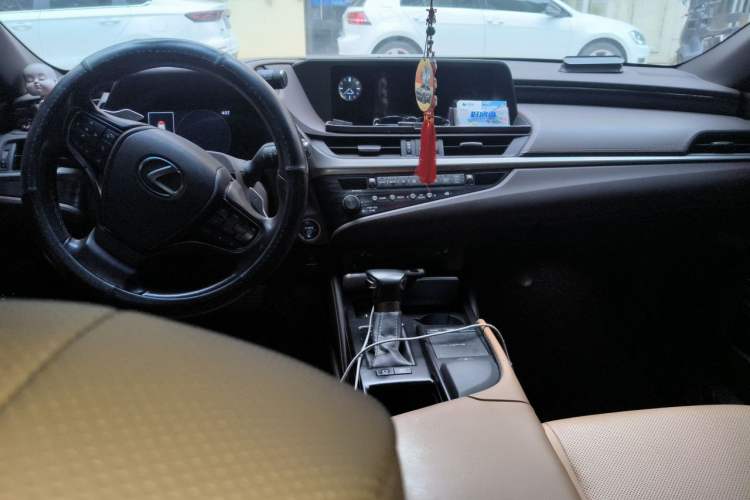 Used Lexus ES 2020 300h Premier Edition Center Console