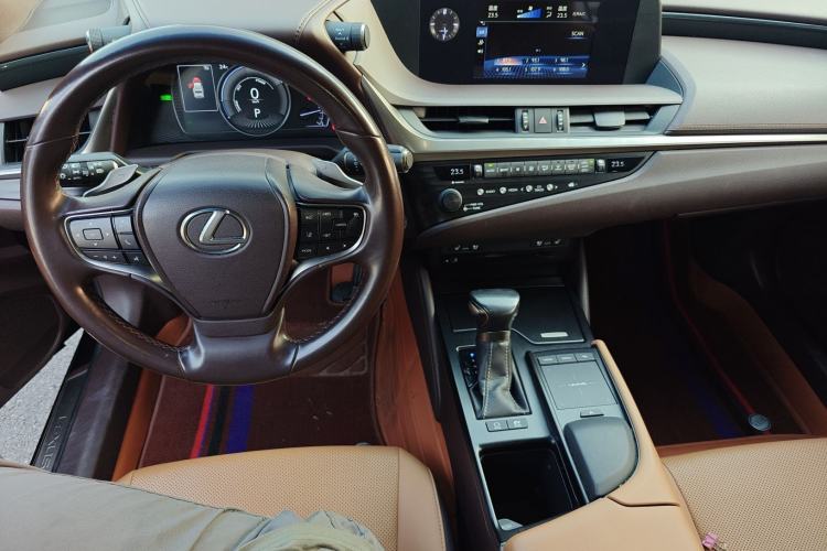 Used Lexus ES 2020 300h Premier Edition Center Console
