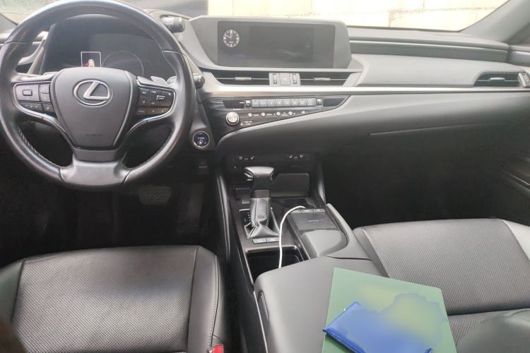 Used Lexus ES 2020 300h Deluxe Edition Center Console
