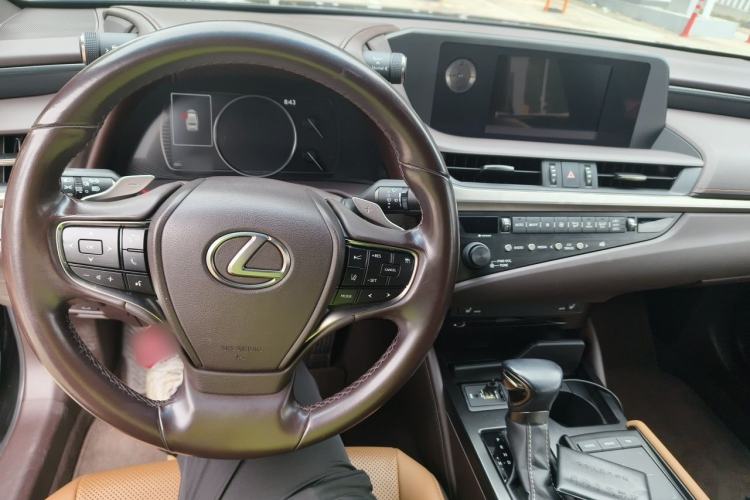 Used Lexus ES 2020 200 Excellence Edition Center Console