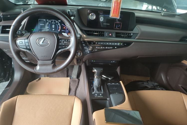 Used Lexus ES 2020 200 Excellence Edition Center Console