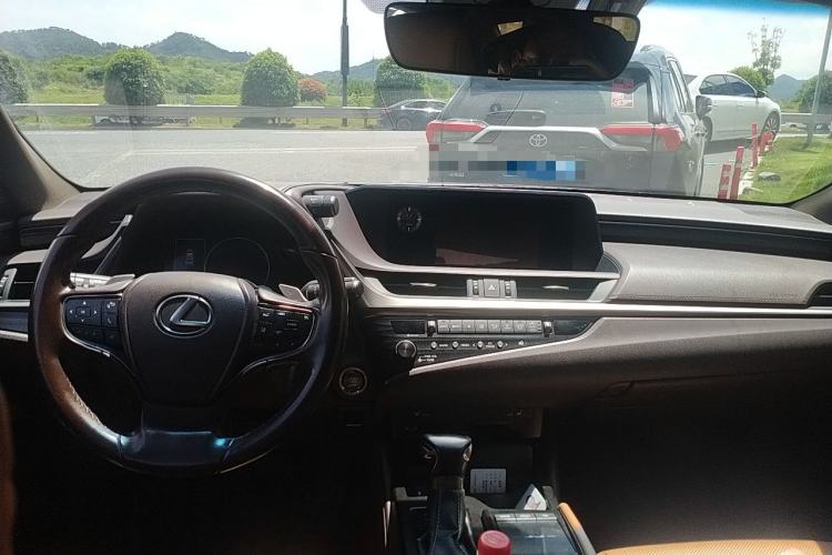 Used Lexus ES 2020 260 Excellence Edition Center Console