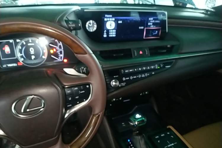 Used Lexus ES 2020 200 Excellence Edition Center Console