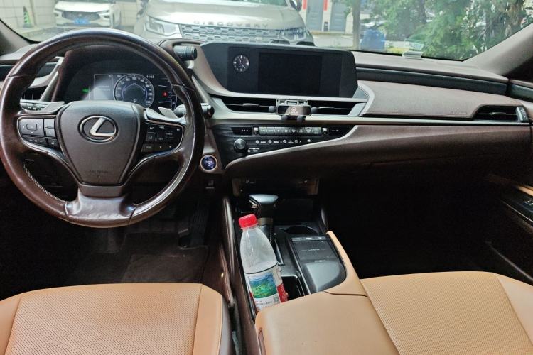 Used Lexus ES 2020 300h Premier Edition Center Console