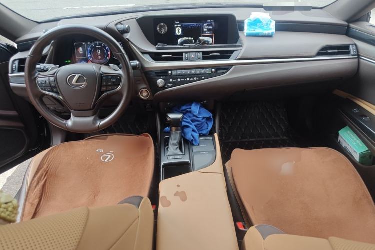 Used Lexus ES 2020 260 Excellence Edition Center Console